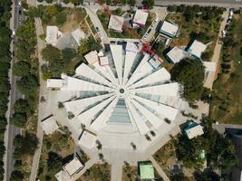 Pyramide von Tirana im Albanien durch Drohne foto