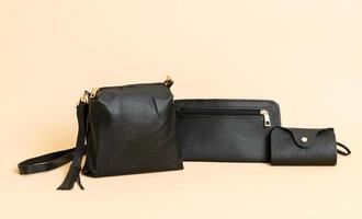 schwarze Lederhandtasche und schwarze Lederkartentasche foto