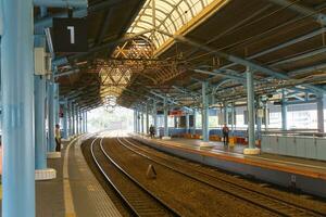 Jakarta, Indonesien Juli 7, 2023 leeren Weg Schiene während das Tag beim Juanda Bahnhof foto