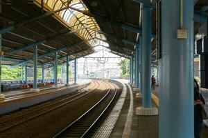 Jakarta, Indonesien Juli 7, 2023 leeren Weg Schiene während das Tag beim Juanda Bahnhof foto