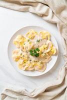 Ravioli-Nudeln mit Champignon-Sahnesauce und Käse - italienische Küche - foto