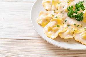 Ravioli-Nudeln mit Champignon-Sahnesauce und Käse - italienische Küche - foto