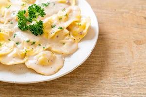 Ravioli-Nudeln mit Champignon-Sahnesauce und Käse - italienische Küche - foto