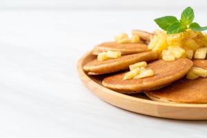 Apfelpfannkuchen oder Apfelcrepe mit Zimtpulver