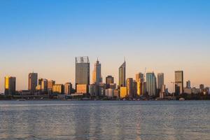 Skyline von Perth von Swan River in Westaustralien foto