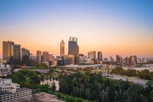 Skyline von Perth in der Abenddämmerung in Westaustralien foto