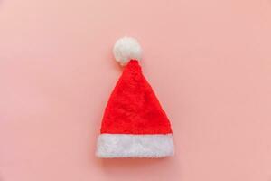einfach minimal Design Weihnachten Santa claus Hut isoliert auf Rosa Pastell- bunt modisch Hintergrund foto