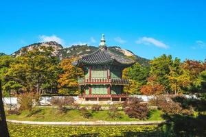 Hyangwonjeong-Pavillon in Gyeongbokgung, Seoul, Südkorea foto