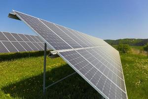 Solarkraftwerk auf der Sommerblumenwiese foto