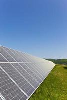 Solarkraftwerk auf der Sommerblumenwiese foto