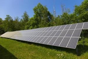 Solarkraftwerk auf der Sommerblumenwiese foto