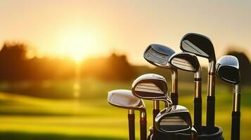 Golf Stock auf das Tasche ruhen auf das üppig Grün wie das Sonne setzt im das Hintergrund foto