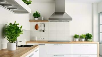 Silber Kocher Kapuze im minimal Weiß Küche Innere mit Pflanze auf hölzern Arbeitsplatte foto