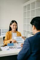 asiatisch echt Nachlass Makler Agent präsentieren und konsultieren zu Kunde zu Entscheidung Herstellung Zeichen Versicherung bilden Vereinbarung, Zuhause Modell, über Hypothek Darlehen Angebot im Büro foto