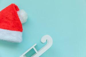 einfach minimal Komposition Weihnachten Santa claus Hut Schlitten isoliert auf Blau Pastell- bunt modisch Hintergrund foto