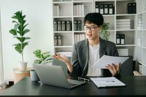 jung Geschäft Mann Exekutive Manager suchen beim Laptop Aufpassen online Webinar Ausbildung oder haben virtuell Treffen Video Konferenz tun Markt Forschung Arbeiten im Büro. foto