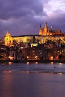 Blick auf Prag mit der gotischen Burg foto