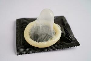 Kondom zum verhindern Infektion, sicher Sex und Geburt Kontrolle. foto