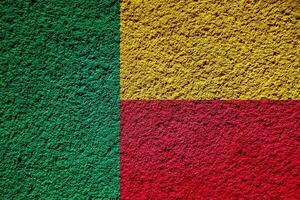 Flagge von Republik von Benin auf ein texturiert Hintergrund. Konzept Collage. foto