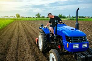 ein Farmer ist kultivieren ein Bauernhof Feld. vorbereitend Erdarbeiten Vor Pflanzen ein Neu Ernte. Land Anbau. Landwirtschaft. klein Bauernhöfe. Arbeit im das landwirtschaftlich Industrie. landwirtschaftlich Entwicklung foto