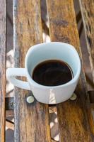 Tasse Kaffee auf einem Holztisch
