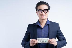 Porträt des asiatischen Geschäftsmannes, der einen Dollar hält foto