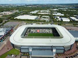 Antenne Aussicht von modern Fußball Stadion mk Don beim Milton Schlüssel Stadt von England vereinigt Königreich, das Aufnahmen war gefangen auf August 21., 2023 während hell sonnig Tag mit Drohnen Kamera foto