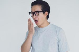 Foto von asiatischem Mann mit Mundgeruch