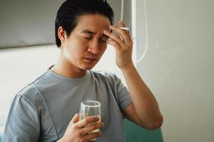 asiatischer Mann verzweifelt nach Rauchsucht foto