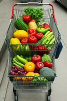 Einkaufen Korb von frisch Früchte und Gemüse foto