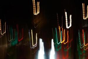 Weihnachtsbokeh-Lichter nachts auf der Straße foto