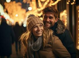 glücklich Paar auf Weihnachten Straße foto