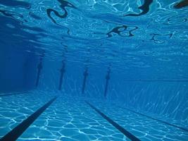 Unterwasserfotografie eines Schwimmbades foto