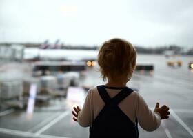 Kind auf dem Flughafen foto