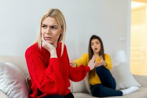 Frau entschuldigt sich zu ihr Freund nach Streit. reuig Frau hoffen zum Vergebung von traurig nachdenklich Freund. Familie auf Rand von Scheidung. Paar Verrat Problem Konzept foto