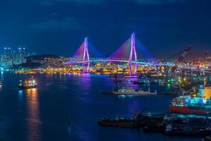 Nachtansicht des Hafens und der Brücke von Busan in Südkorea foto