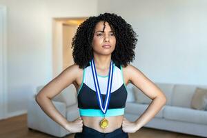 abgeschnitten Porträt von ein attraktiv jung weiblich Athlet posieren mit ihr Gold Medaille aus foto