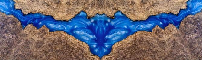 Draufsicht, die blauen Epoxidharz-Maserholzhintergrund gießt, Naturahornholz foto