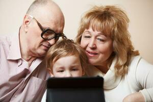 Familie Zeit mit Touchpad foto