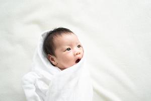 Neugeborenes in weißer Decke. foto