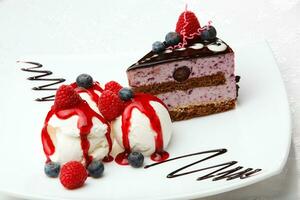 Vanille Eis Sahne mit Beeren und Kuchen foto