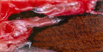 Gießen Epoxidharz stabilisierendes Wurzelholz rote Farbe abstrakter Kunsthintergrund