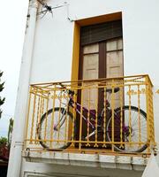 Fahrrad auf das Balkon foto