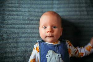 wenig Junge, neugeboren, mit schön Blau Augen sieht aus beim das Kamera foto