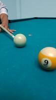 Billard- Bälle im das Tabelle foto