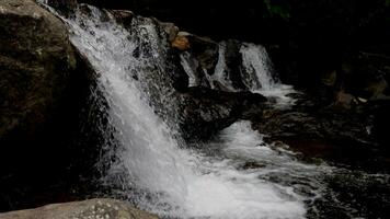 Nahansicht Aussicht von klar Wasser Kaskadierung Nieder Fluss Felsen foto