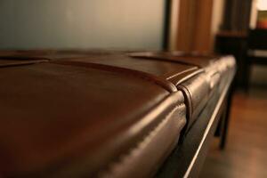 schließen oben von elegant braun Leder Sofa foto