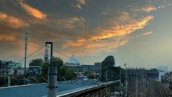 Abend Aussicht von ein Bahnhof mit Orange Wolken foto