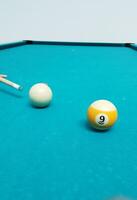 Billard- Bälle im das Tabelle foto