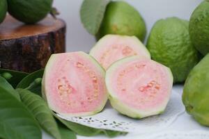 frisch Guave Obst mit Grün Blätter auf Weiß Hintergrund, Thailand. foto